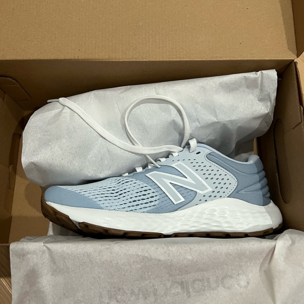 New with tags in box. Women’s new balance size 7 wide sneaker.